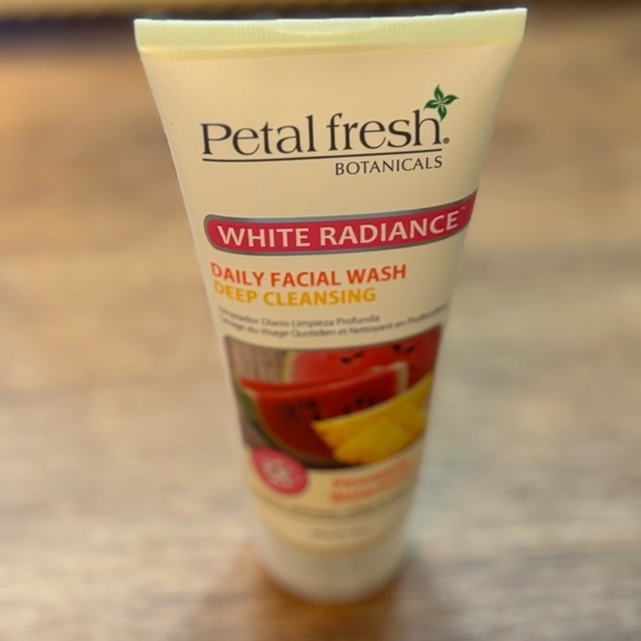 PETAL FRESH White Radiance Facial Wash Deep Cleansing Pineapple Watermelon 200ml - Picture 3 of 4